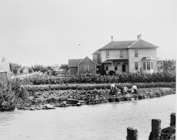 London Farmhouse, 1908. City of Richmond Archives Photograph 2009 16 75